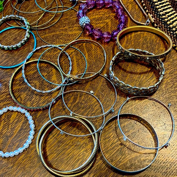 Big lot of 51 piece, ladies assorted bracelets, Jewelry - Picture 2 of 9